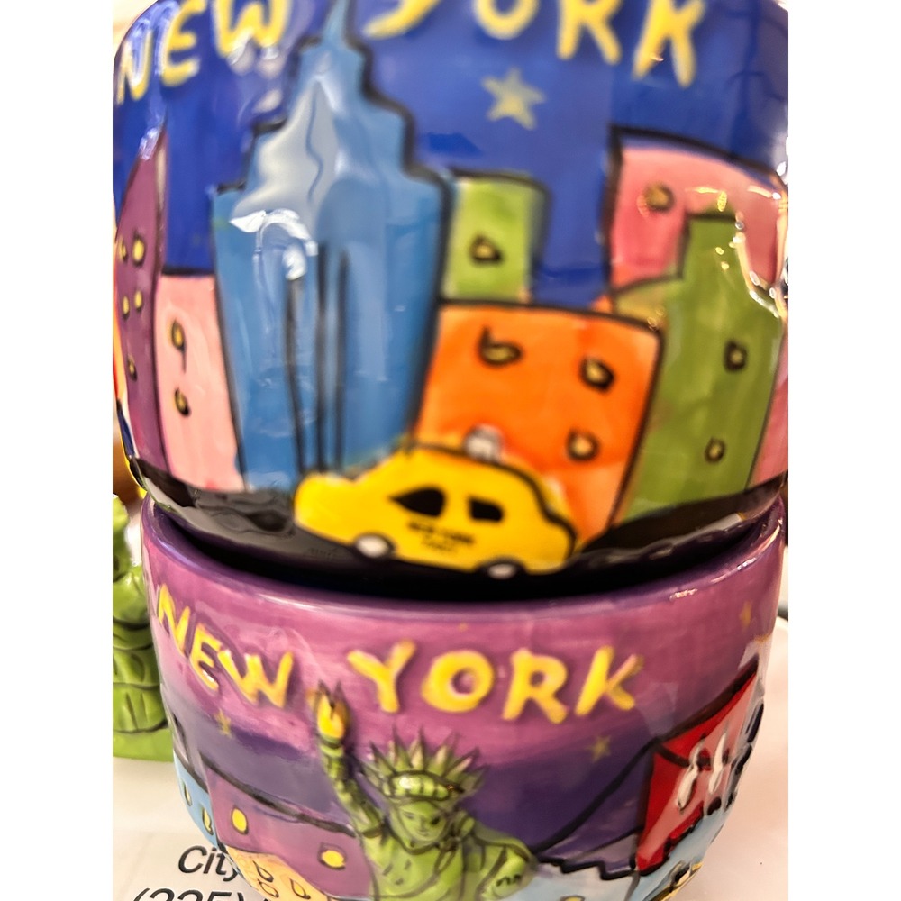 New York City Souvenir Mugs Set of 2 Statue of Liberty Big Apple Relief‎ Ceramic
